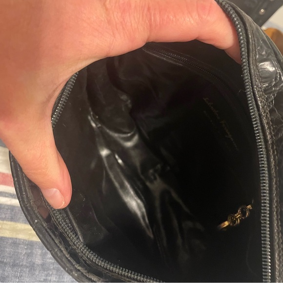 🔥LOW START🔥 Vintage Salvatore Ferragamo Croc-Embossed Crossbody - Picture 9 of 12